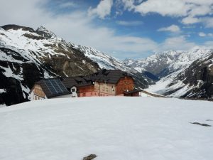 Große Hütte in schneebedecktem Gebirge-