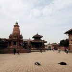 Hunde liegen vor Tempel, Bhaktapur, Nepal