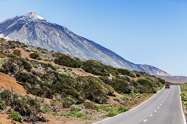 Roter Mietwagen in der schönen Landschaft von Teneriffa