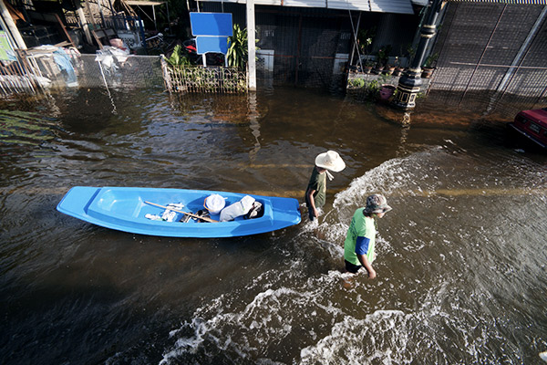 Überflutete Straße in Ayutthaya