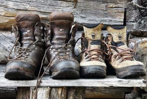 tipps-huettenuebernachtung-bergschuhe-vor-huette