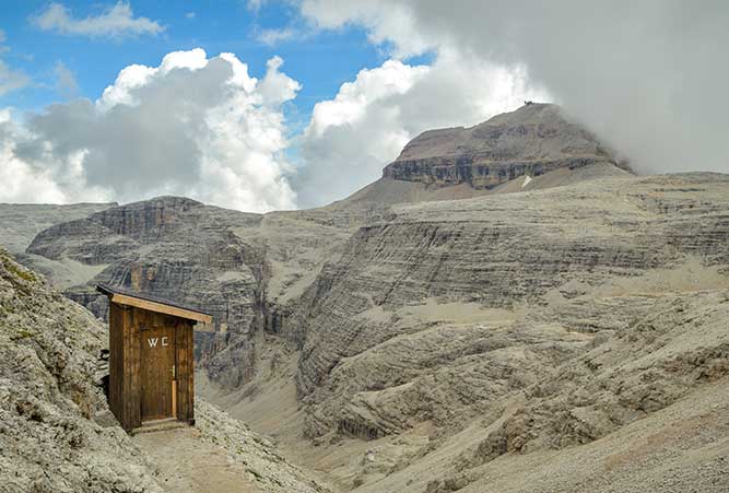 tipps-huettenuebernachtung-plumpsklo-dolomiten