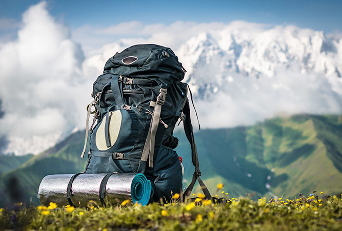 tipps-huettenuebernachtung-rucksack-vor-bergpanorama