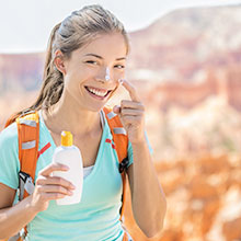 frau mit sonnencreme