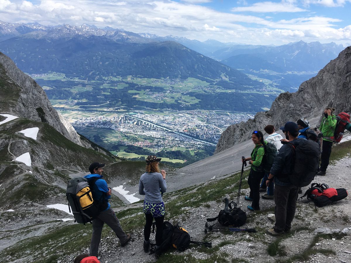 Gruppe Wanderer auf Berg mit Stadt im Hintergrund