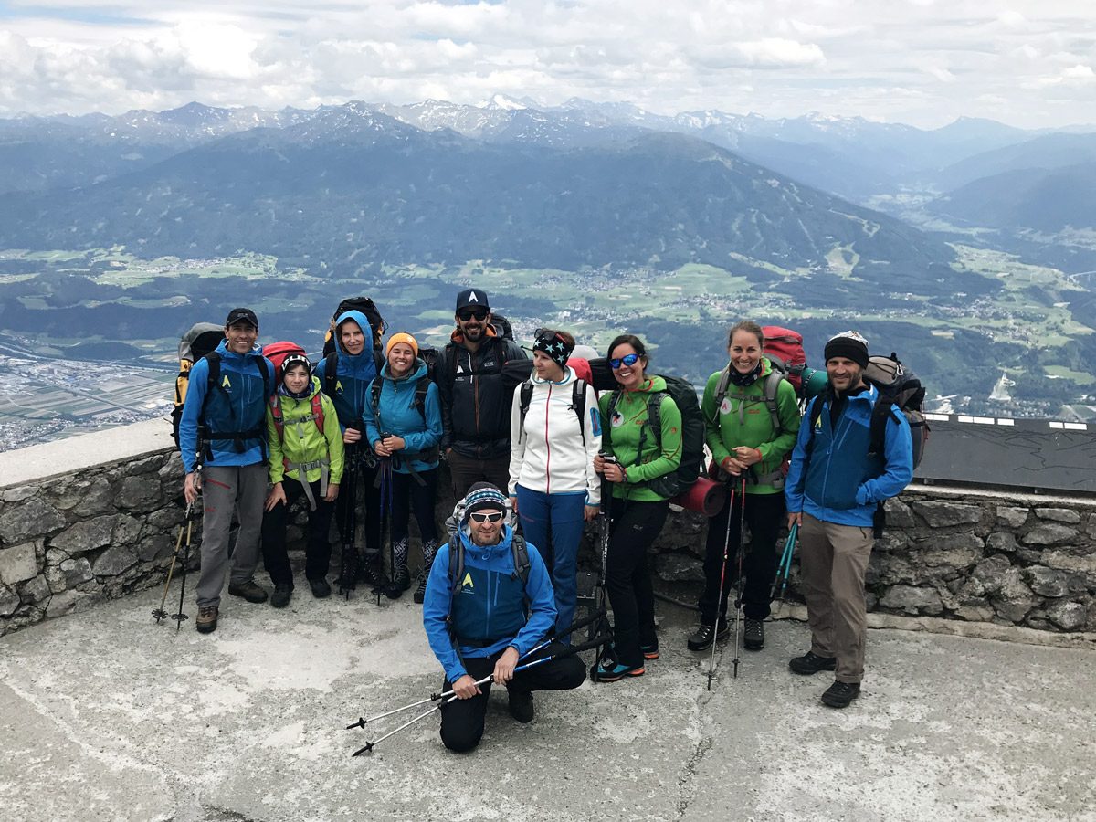 Gruppenfoto vor Bergkulisse und Tal