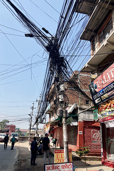 Typische Stromleitungsmasten in Nepal