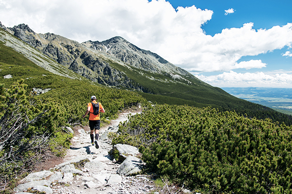 Mann beim Trailrunning