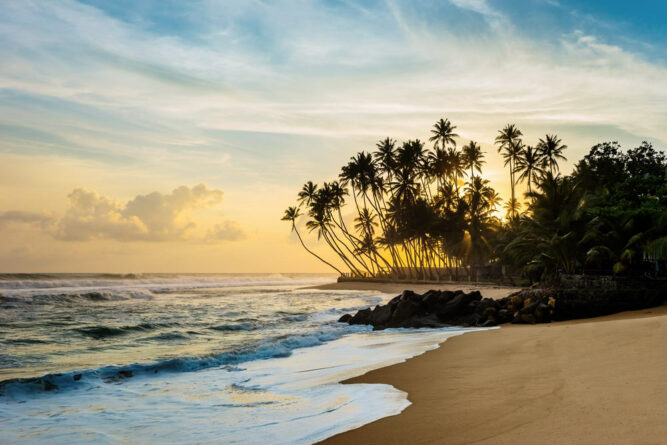 Tropischer Sonnenuntergang am Wijaya Strand, Sri Lanka.