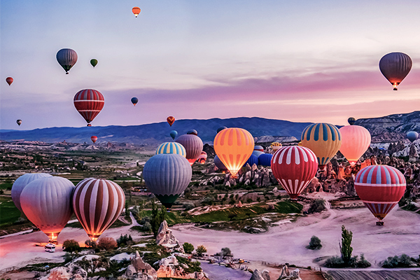 Bunte Heißluftballons in Kappadokien