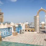 Blick in die Medina von Tunis mit einer Moschee