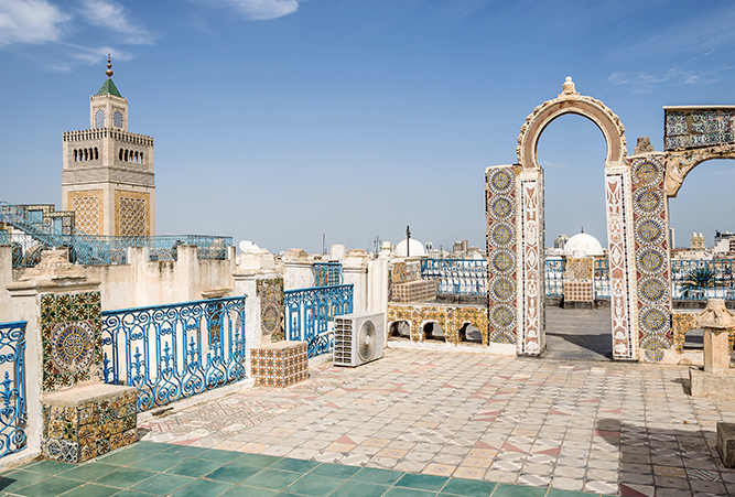 Blick in die Medina von Tunis mit einer Moschee