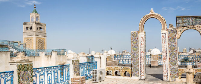 Blick in die Medina von Tunis mit einer Moschee