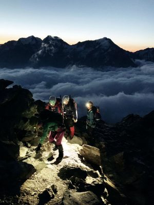 Bergsteigerinnen mit Stirnlampen, Schweiz