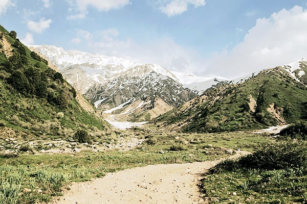 Pfad durch die Chimgan-Berge in Usbekistan mit schneebedeckten Gipfeln