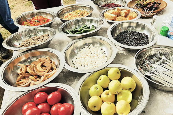 Schüsseln mit frischem Obst und Gemüse in Schüsseln auf einem Tisch in Usbekistan