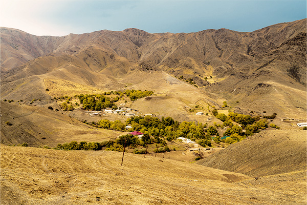 Landschaft und Dörfer beim Wandern in den Nuratauer Bergen