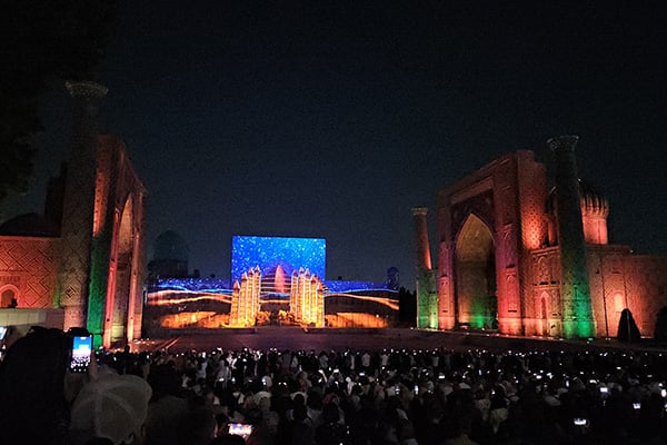 Lichtshow am Registan in Samarkand in Usbekistan