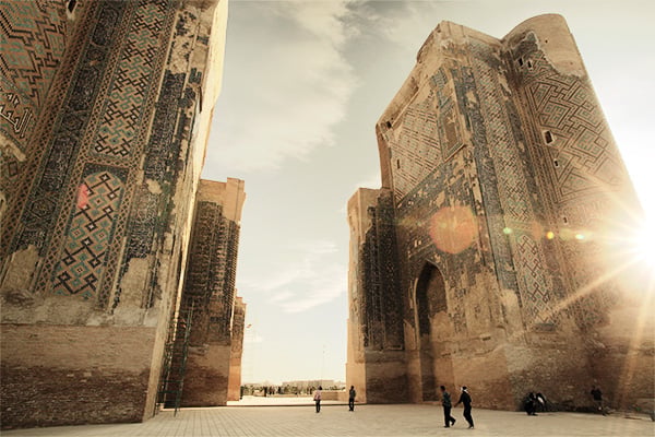 Der weiße Palast "Oq Saroy" in Shahrisabz in Usbekistan im Sonnenlicht