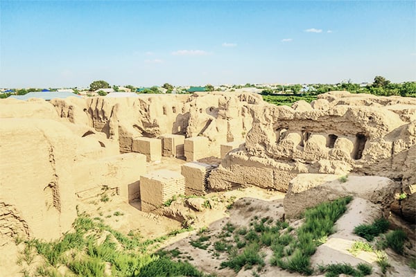 Teils überwucherte Ruinen der Festung Kirk-Kyz in Termez in Usbekistan