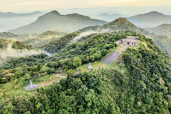 Hai Vong Dai Gipfel im Bach Ma Nationalpark, Vietnam Blick auf den Hai Vong Dai Gipfel mit Nebelschwaden im Bach Ma Nationalpark, Vietnam
