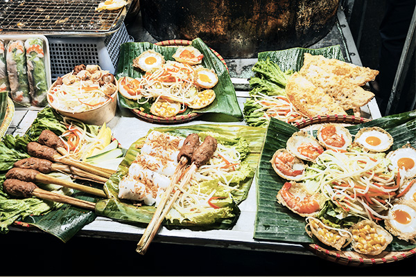 Vietnamesisches Streetfood auf einem Markt in Nordvietnam