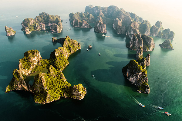 Die Kalksteinfelsen in der Halong Bucht