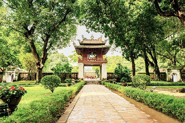 Pfad zum Eingangstor des Tempels der Literatur in Hanoi, Vietnam