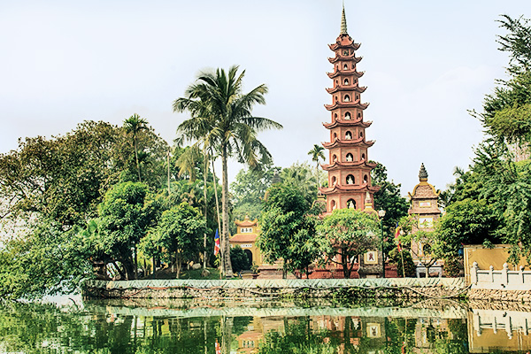 Tran-Quoc-Pagode mit roten Ziegelsteinen am Westsee in Hanoi, Nordvietnam