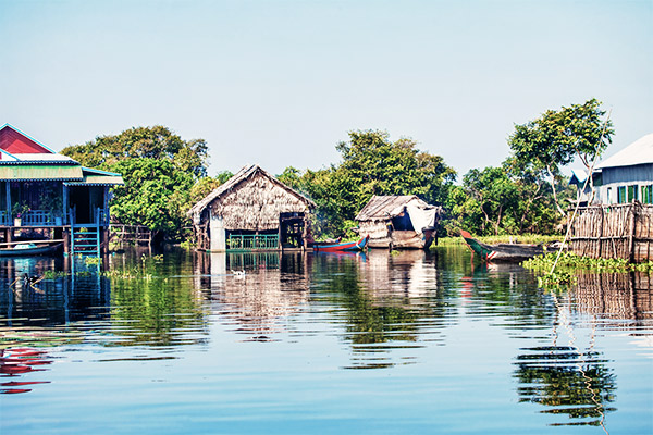 Holzhütten auf Stelzen, Vietnam und Kambodscha