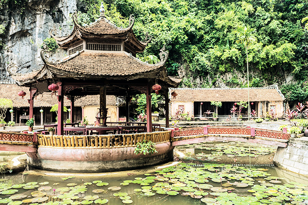 Seerosenteich vor dem Le Dai Hanh Tempel in Hoa Lu bei Ninh Binh in Nordietnam