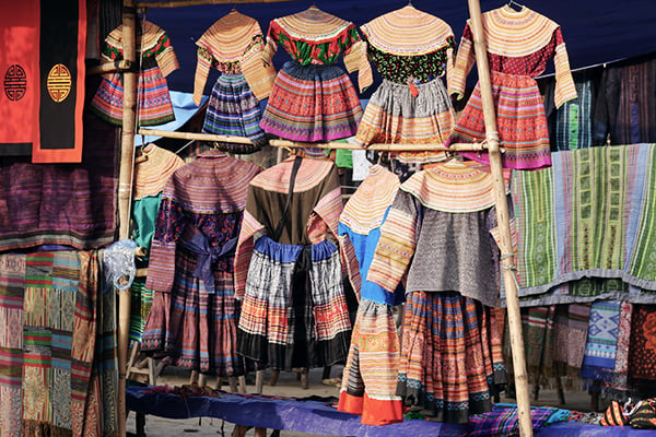 Traditionelle Kleider auf dem Markt in Bac Ha