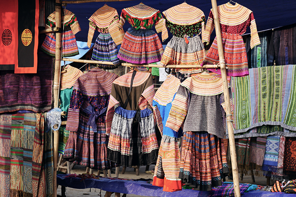 Traditionelle Kleider auf dem Markt in Bac Ha