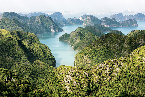 Blick auf die Ha Long Bucht von Cat Ba Island aus