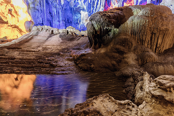 Lichtspiel in der Dau Go Höhle