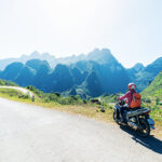 Motorradfahrerin auf der Ha Giang Road in Nordvietnam