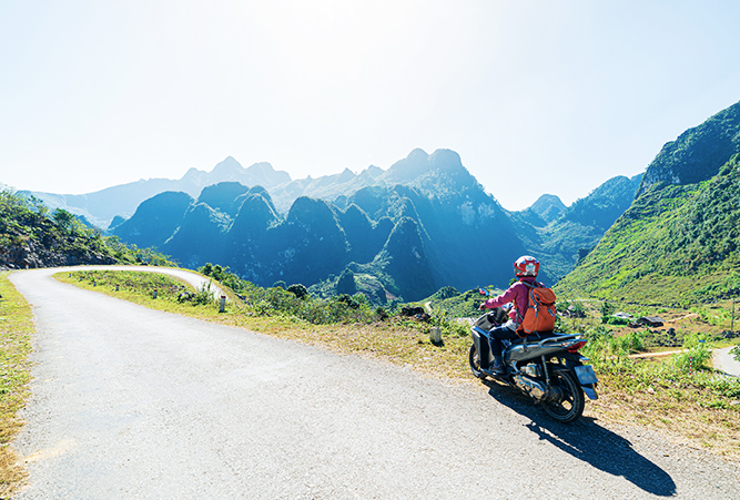 Motorradfahrerin auf der Ha Giang Road in Nordvietnam