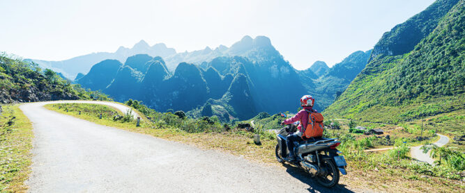 Motorradfahrerin auf der Ha Giang Road in Nordvietnam