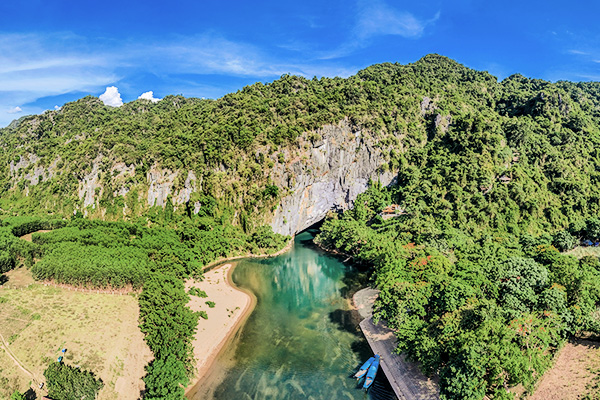 Fluss in die Höhle Phong Nha im Phong Nha Ke Bang Nationalpark in Vietnam Fluss in die Höhle Phong Nha im Phong Nha Ke Bang Nationalpark in Vietnam