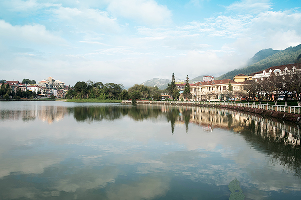 Der See und die Stadt Sapa