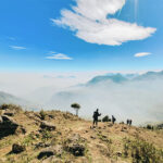 Blick auf Sapa in Vietnam mit Nebel im Tal und Wandernden