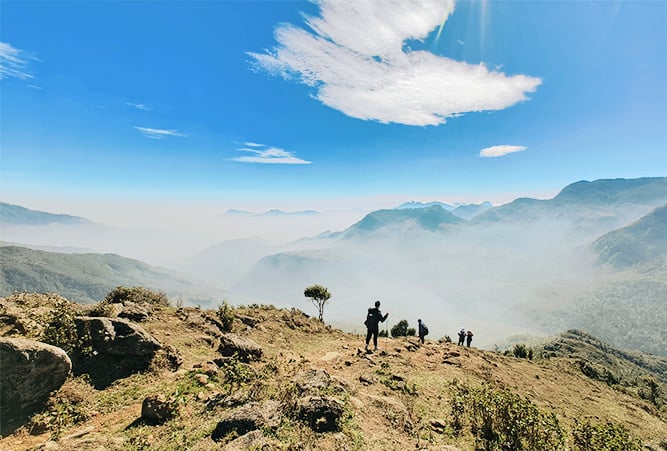 Blick auf Sapa in Vietnam mit Nebel im Tal und Wandernden