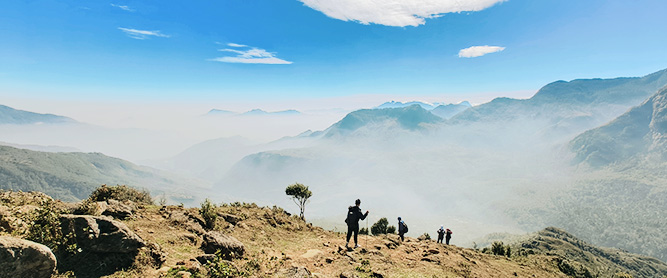 Blick auf Sapa in Vietnam mit Nebel im Tal und Wandernden