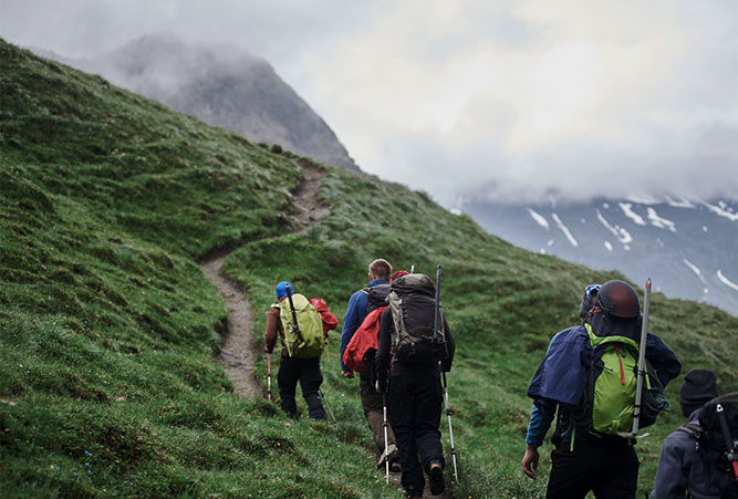 Wandergruppe auf einem Bergpfad in den Alpen