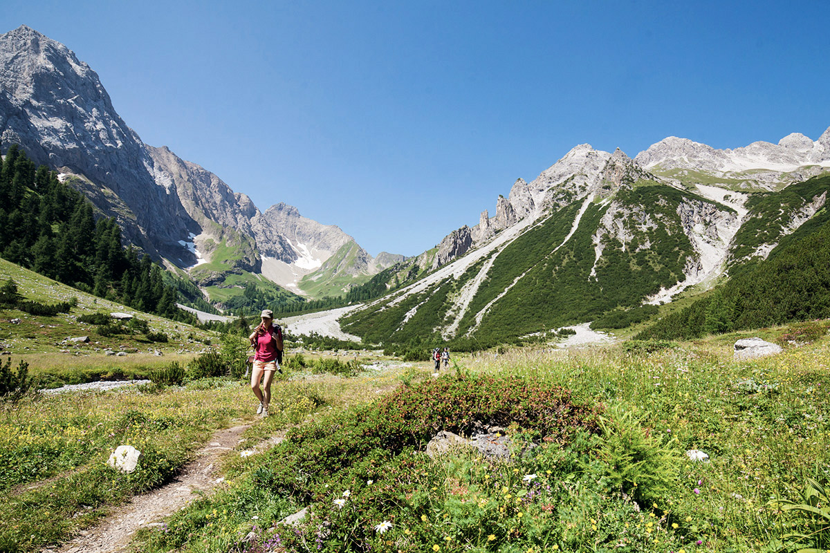 Frau auf dem Weg ins Tal.