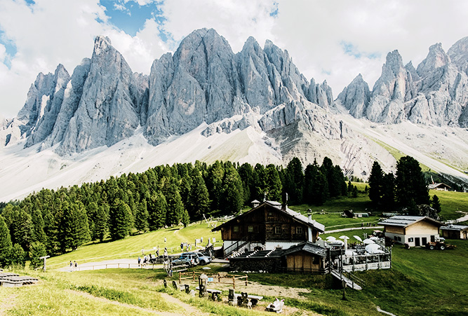 Geisleralm vor den Geislerspitzen