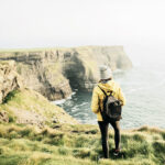 Wanderin schaut auf Künste Irland