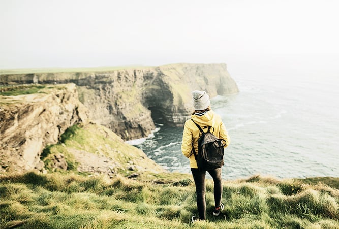 Wanderin schaut auf Künste Irland