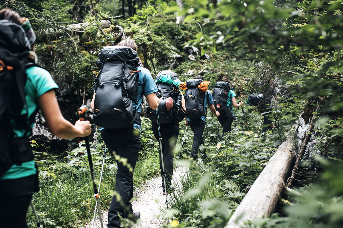 Wandergruppe mit Stöcken unterwegs.