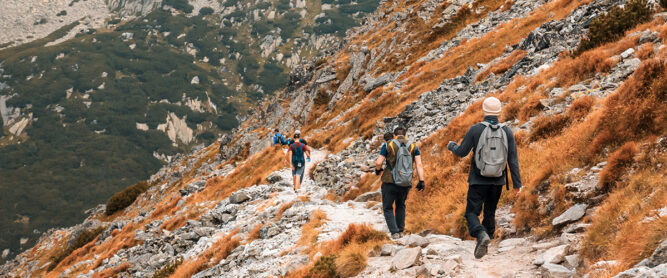 Wandern im Hochgebirge im Herbst